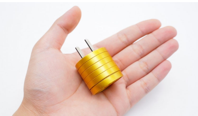 20w快充充電器拿在手上質量感很強，外觀金光閃閃